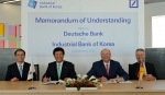 IBK기업은행은 유럽 지역 금융서비스 거점 확보를 위해 독일 최대 은행인 도이치은행과 포괄적 업무협약(MOU)를 체결했다고 4일 밝혔다. 사진은 협약서에 서명을 마치고 기념촬영을 