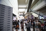 주말이었던 15일과 16일,  제11회 한국국제아트페어(KIAF2012)가 열리고 있는 삼성동 코엑스에 많은 시민들이 미술품을 관람하기 위해 긴 줄을 서서 입장권을 구입하고 있다.
