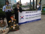 지난 14일 오후 애국주의연대 회원들이 광화문 청계광장 입구에서 종북세력 엄단촉구 나라사랑 캠페인을 전개하고 있다.