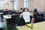 IDP Korea, 깜짝 편지와 음료수로 이색 캠퍼스 프로모션 눈길(사진은 깜짝편지와 음료수를 받고 좋아하는 대학생의 모습)