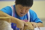 제29회 전국장애인기능경기대회에 출전한 도자기 직종 선수가 대회 우승을 위해 도자기 작업에 몰두하고 있다.