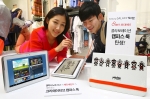 삼성전자는 10월 말까지 패션브랜드 에잇세컨즈와 함께 갤럭시노트 10.1 출시 기념 공동 마케팅을 진행한다. 사진은 삼성전자 모델이 명동 에잇세컨즈 매장에서 공동 마케팅을 소개하고