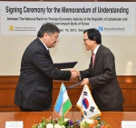 김용환 수출입은행장(사진 오른쪽)과 사이다흐맛 라히모프(Mr. Saidakhmat Rakhimov) 우즈베키스탄 대외경제개발은행장이 19일 여의도 수출입은행 본점에서 ‘한국 기업의