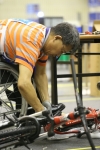 제29회 전국장애인기능경기대회에 출전한 선수가 기계(자전거)조립 종목에 참가한 선수가 휠체어를 타고 경기에 임하고 있다.