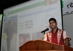 한국어 말하기 대회 우승자 데릭 사원의 발표 장면