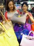 현대백화점 압구정본점은 20일 잠수복재질로 만든 '레길라' 핸드백을 판매한다.
