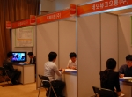 20일 천안 휴러클리조트에서 개최되고 있는 국제 디스플레이 전시회 ’CVCE2012’ 채용박람회에 참가한 구직자들이 회사 설명에 귀를 기울이고 있다.