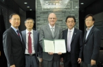 김주권 건국대 국제협력처장(오른쪽 두 번째)과 데일 옐로우리스(Dale Yellowlees) 사스카체완 대학 대외협력부장(가운데) 등 두 대학 관계자들이 교류협정을 체결한 후 기념