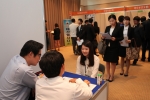 CVCE2012 채용박람회에 참가한 구직자가 기업 인사담당자에게 상담을 받고 있다.