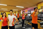 한국야쿠르트 사내 체육관 ‘다이나메카(Dynameca)’에서 ‘룩(LOOK)과 함께하는 몸짱프로젝트’에 참가한 직원들이 운동에 매진하고 있다.