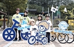 쌍용차는 세이프키즈코리아와 함께 22일 양천구 어린이 교통공원에서 64명 가족들을 초청해 ‘호두바이커 오프라인 캠페인’을 개최한다. 가족 도우미들이 호두바이커 마스코트를 들고 기념