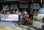 애국주의연대 회원들이 지난 18일 오후 광화문 한국kt앞에서 김정은 3대세습독재 반대, 종북세력 엄단촉구 기자회견을 개최하고 있다.