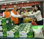 대한생명은 26일(水) 63빌딩에서 ‘1社1村 농산물 직거래장터’를 열었다. 대한생명 신은철 부회장이 일일판매사원으로 나섰다.