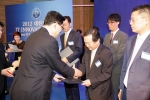 비즈니스온커뮤니케이션이 26일 오전 서울 양재동 AT 센터에서 열린 ‘2012 IT 이노베이션 대상'에서 지식경제부장관 표창을 수상했다.