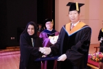 단국대 장호성 총장이 아랍에미레이트 마이타 살렘 알 삼시(H.E. Dr. Maitha Salem AL shamsi) 국무장관에게 명예교육학박사학위를 수여하고 있다.