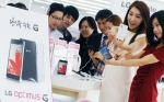 LG전자가 '옵티머스 G’를 국내시장에 본격 출시했다. 서울 강서구 염창동 LG베스트샵 강서본점에서 고객들이 이날 출시된‘옵티머스 G’를 시연해 보고 있다.