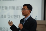 한국소셜미디어진흥원 최재용교수 한세대학교 e-비지스학과 학생들과 디지털컨텐츠비지니스개론 지도하고 있다