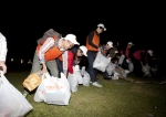 6일 저녁 서울세계불꽃축제가 끝난 후 100만여 인파가 빠져나간 한강공원에서 한화임직원 500명으로 구성된 자원봉사단들이 밤 12시까지 청소작업에 구슬땀을 흘리고 있다.
