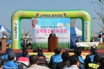 김용환 수출입은행장이 7일 NK체육단(탈북자 체육단체)이 여의도 한강 둔치 운동장에서 주최한 '남북통합체육대회'에 참석해 축사를 하고 있다.
