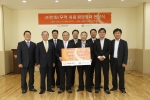 한화 무역부문 박재홍 사장(왼쪽 네번째)이 한국사회복지관협회 배윤규 회장(오른쪽 세번째)에게 패딩점퍼 전달식을 하고 있다.