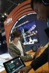 10월 9일 일산 킨텍스에서 개최된 ‘한국전자전 2012’ DTS부스를 방문한 참관객이 DTS 기술이 탑재된 최신 스마트 기기로 음악을 감상하고 있다.