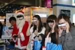 ㈜아큐픽스가 오는 12일까지 일산 킨텍스에서 열리는 ‘2012 KES 한국전자전’에서 3D 안경 디스플레이 ‘마이버드’를 전시했다. 10일 관람객들이 마이버드를 통해 뮤직비디오, 