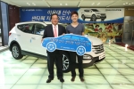 현대차는 11일 계동사옥에서 김충호 현대차 사장 및 임직원들이 참석한 가운데 배드민턴 스타 이용대 선수와 구입 차량 인도식 행사를 가졌다. 사진은 김충호 현대차 사장(좌), 배드민