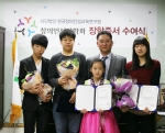 좌로부터 장학금을 수상한 김현식학생, 박종호학생, 이재혁 이사장, 김도연학생, 김서현학생(가운데)