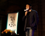 지난 4월 16일 이후 방송활동을 잠정 중단했던 방송인 김구라가 178일만에 MC가 아닌 저자의 입장으로 ‘독설’대신 ‘진심’의 전달자가 되어 독자들 앞에 섰다.