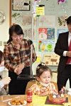 제주신라호텔 직원이 서울대학교 어린이병원에서 생일을 맞이한 소아암 어린이를 축하하고 있다. (사진제공=한국백혈병어린이재단)