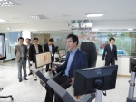 서울 논현동 대우조선해양 중앙연구소에서 대우조선해양 정방언 부사장(기술총괄장)이 자사가 개발한 국내 최초 시추장비 시뮬레이터를 시연하고 있다.