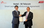 22일(현지시간) SK텔레콤의 하성민 사장(사진 왼쪽)이 터키 이스탄불에서 베스텔사의 오메르 융겔(Omer Yungul) 사장과 ‘터키를 포함한 유라시아 지역 교육시장 공동 진출’