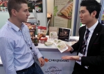 J제일제당 담당직원이 2012 파리 국제식품박람회장에서 햇반 저단백밥을 소개하고 있다.