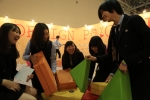 ‘디자인코리아 2012’를 방문한 학생들이 디자인놀이터에서 디자인 작품을 체험하고 있다.