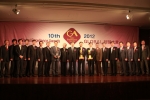 2012 글로벌경영대상 시상식에서 대상 수상자들이 함께 기념촬영을 하고 있다.