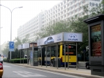 사진은 동창안졔(東長安街, 북동지역) 총 41개 버스정류장의 상단에 설치된 현대자동차 광고