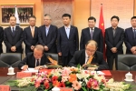 26일 진행한 체결식에서 SK C&C 중국법인 이남방총재(사진 오른쪽)와 밍피안 성협동조합 부주임이 지분투자 계약서에 서명하는 모습.
