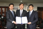신한카드 이재정 부사장(왼쪽)과 한국도로공사 심찬섭 경영본부장(가운데), LG 유플러스 전병욱 서비스플랫폼사업부장(오른쪽)이 모바일 후불하이패스 시범사업을 위한 협약을 체결하고 기