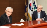 정병철 전경련 상근부회장(왼쪽)은 1일 오후 전경련을 방문한 리처드 램버트(Richard Lambert) 워릭대학 총장(오른쪽)과 스콧 와이트먼 (Scott Wightman) 주한