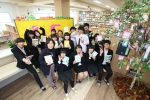 LG화학이 기증한 '한뫼'도서관에서 대산중학교 학생들이 즐거운 시간을 보내고 있다.