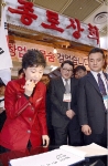코엑스에서 열린 ‘4060 인생설계 박람회’ 의 종로상회 부스를 방문한 박근혜 새누리당 대선후보가 방명록을 작성하고 있다.
