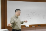 수시논술 전문 신우성논술학원의 이백일 선생 수업장면.