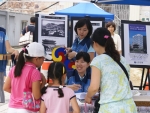 신한은행 자원봉사자들이 숭례문 복구현장에서 관람객들을 안내하고 있다