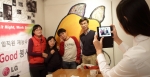 LG전자 사진촬영 봉사단원이 '카페 러브'를 방문한 가족들의 사진을 촬영해 주고 있다.
