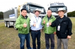 볼보트럭코리아는 지난 7일 호주에서 개최한 ‘2012 볼보트럭 연비왕 세계대회’에서 세계대회를 앞두고 우승을 위한 결의를 다지고 있다. (왼쪽부터 오프로드 부문에서 1위를 거머쥔 