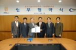 이기권 한국기술교육대학교 총장(가운데 안경 쓴 분)은 최창호 하나마이크론(주) 대표이사와 11월 12일 ‘산업기술장학금 지원사업 MOU'를 체결했다.