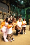 2012 한사랑 문화체험에서 우정사업본부 이현철 보험사업단장(오른쪽 두번째)과 한국백혈병어린이재단 소아암 어린이 홍보대사인 김보미(맨 왼쪽), 이예나(맨 오른쪽) 어린이 가족이 오