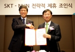 SK텔레콤 하성민 사장(왼쪽)과 NHN 김상헌 대표가 미래 사업 발굴 등의 내용을 담은 전방위 업무제휴 협약을 19일 오전 10시 30분 SK텔레콤 을지로 본사에서 체결했다.