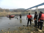 연천소방서는 21일 연천군 미산면 삼화교 임진강에서 동절기 수난사고 대비 현장대응능력을 한 단계 높이기 위한 수난구조장비 조작훈련을 실시했다.