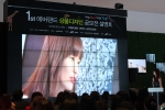 놀라운 디자인 콘서트를 찾은 모델 송경아